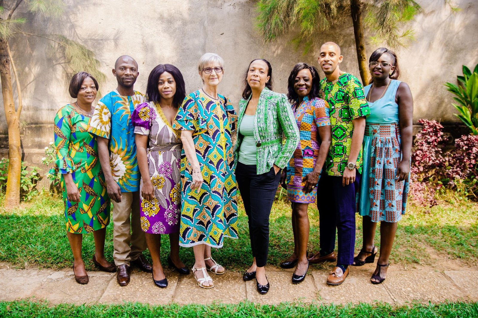 L’équipe du cabinet Ekémé Lysaght, photographiée dans la cour à Yaoundé