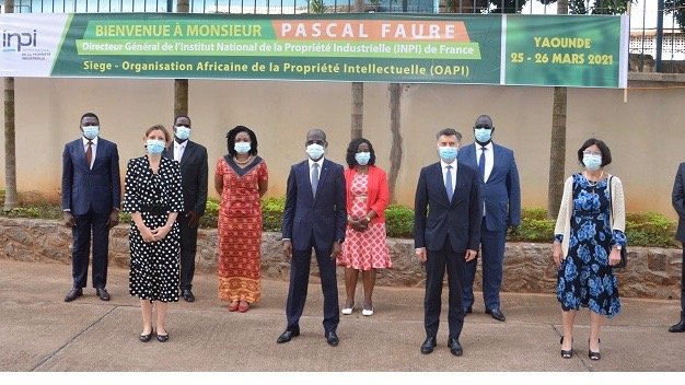 Le Directeur Général de l’Institut National de la Propriété Industrielle (INPI) en visite à l’OAPI au Cameroun
